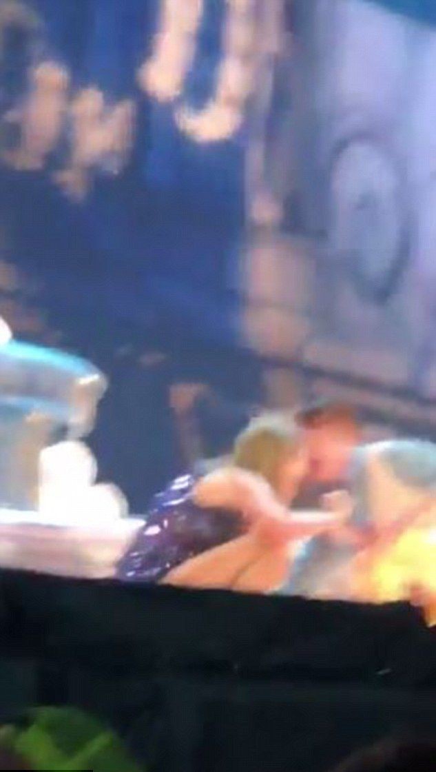 霉霉reputation表演大笑,霉霉演唱会下大暴雨小品