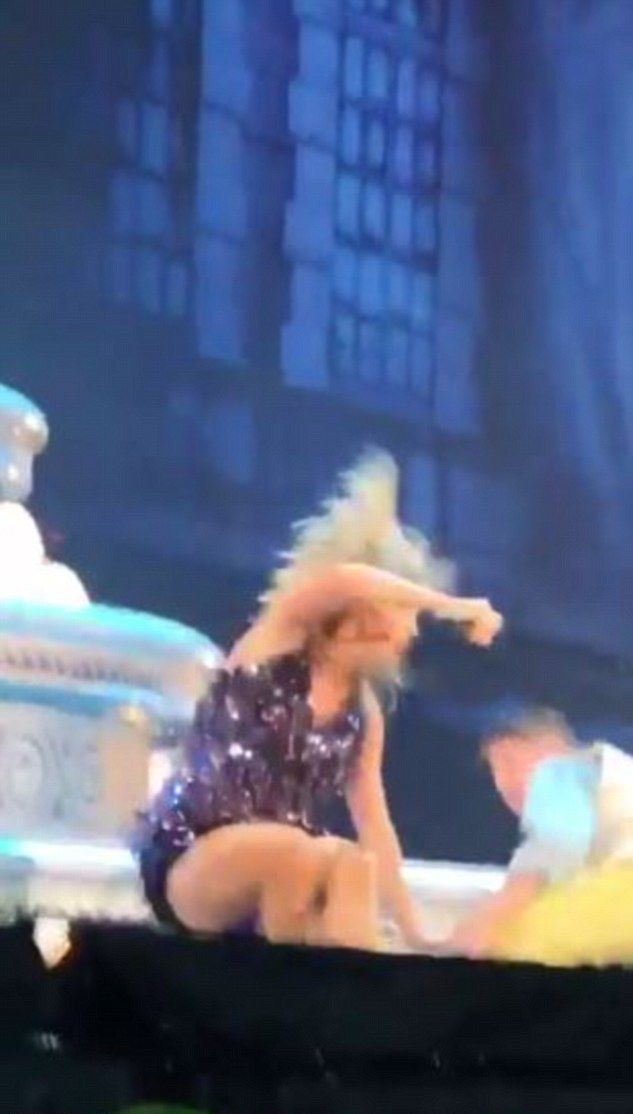 霉霉reputation表演大笑,霉霉演唱会下大暴雨小品