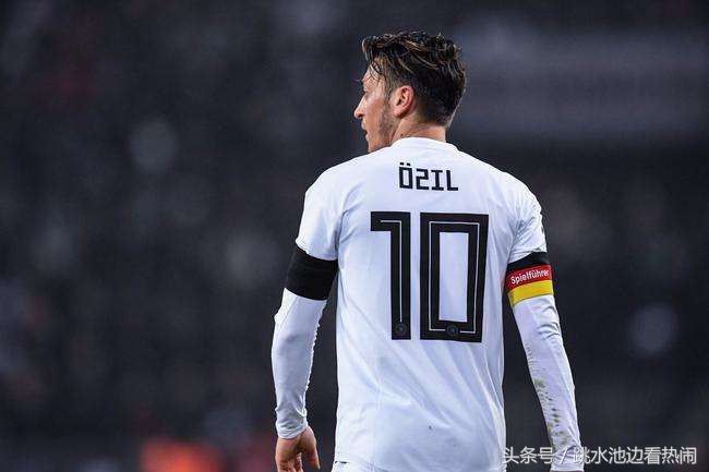 种族歧视何时休！厄齐尔受辱离队，他们都曾在绿茵场上遭遇歧视