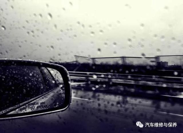 怎样使汽车后视镜下雨天不模糊,卡罗拉下雨后视镜模糊怎么处理