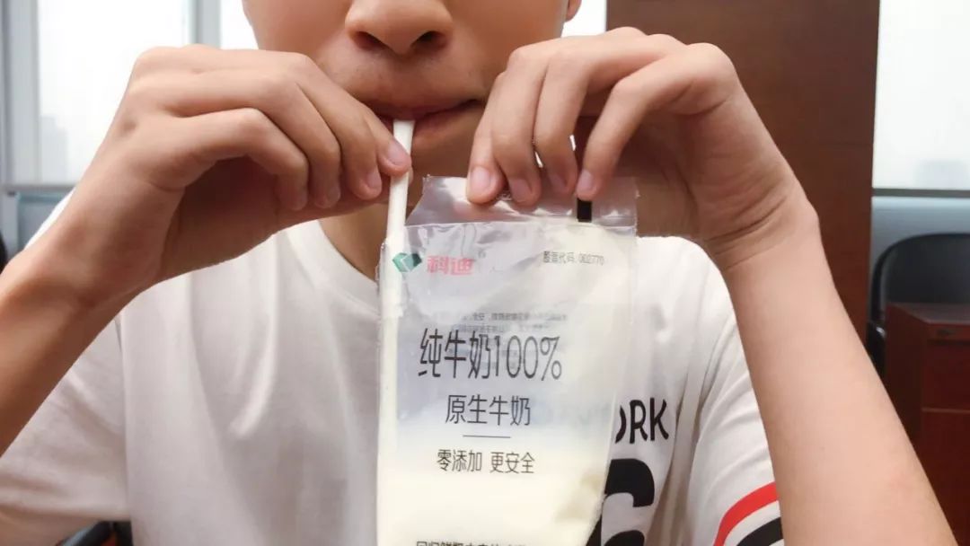 小早亲测：看得见的“透明奶”，真的更新鲜更好喝吗？真相是……