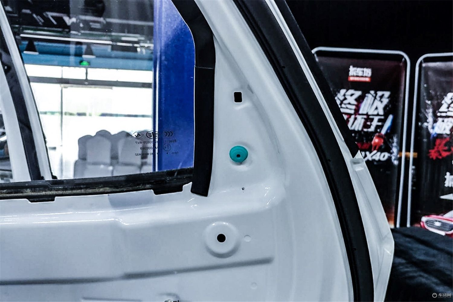 大飙车奔腾x40前后防撞梁,奔腾x40后高位刹车拆解