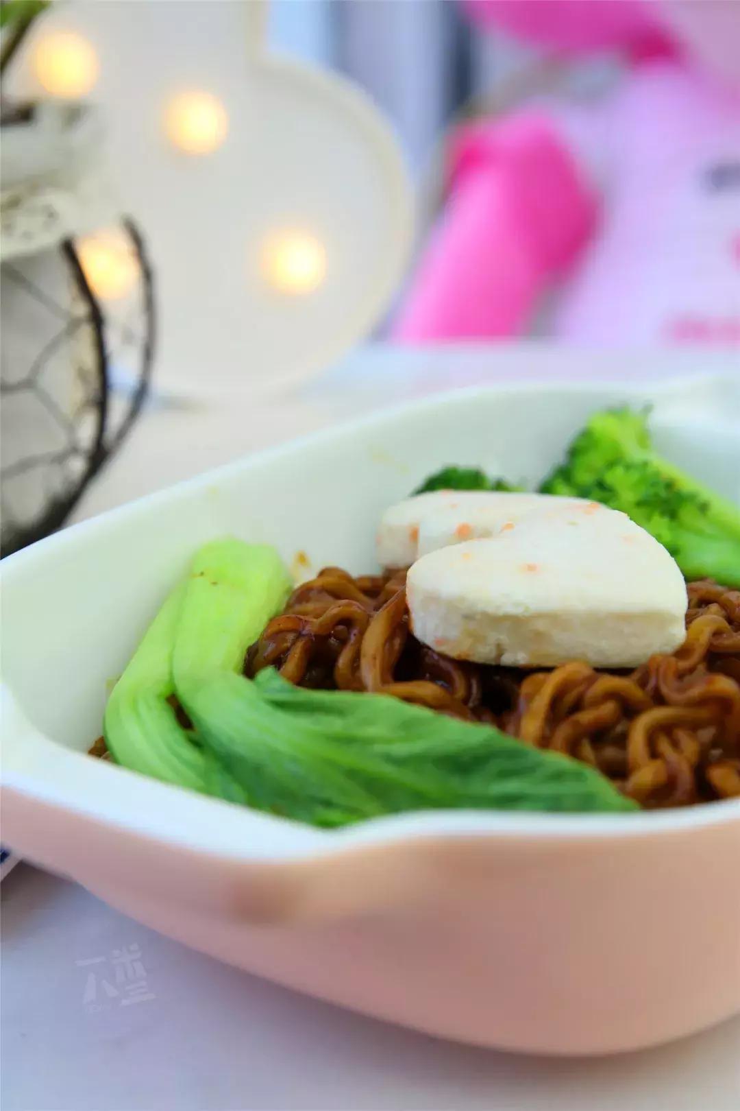 别再发私信问了！环球泡面屋就在珠江路与九都路口……