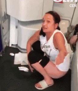 骇人听闻！女乘客当众脱裤，直接在飞机过道上尿尿！男乘客在机上“*飞机打**”！互不认识的乘客机上当众*爱做**做的事……简直刷三观