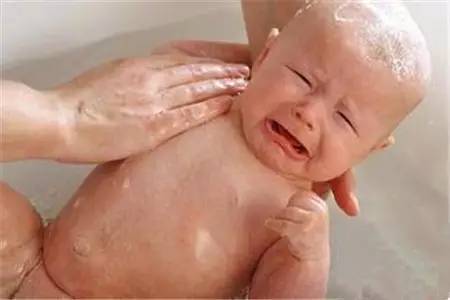 天热宝宝更容易哭闹,天热宝宝出汗多是什么原因