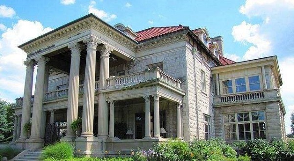 从古代的建筑变成现代的建筑过程,从老旧屋变成豪华别墅