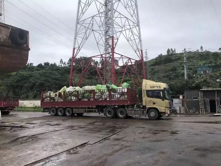 恶心！数百吨韩国人扔掉的旧衣服偷运进来！你淘到的名牌，可能来自国外太平间……