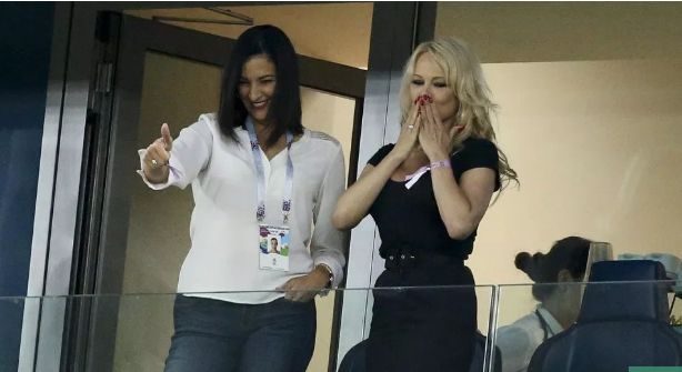 她曾结婚3次,和前夫相识4天闪婚!如今和小自己18岁的法国脚相恋