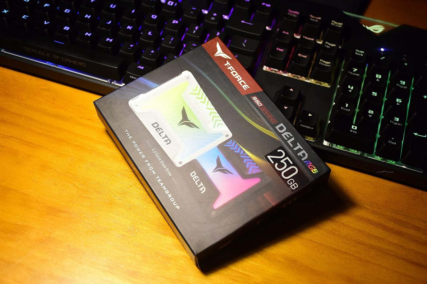 只有CPU不能RGB了！十铨 T-Force Delta RGB 250GB 固态硬盘开箱
