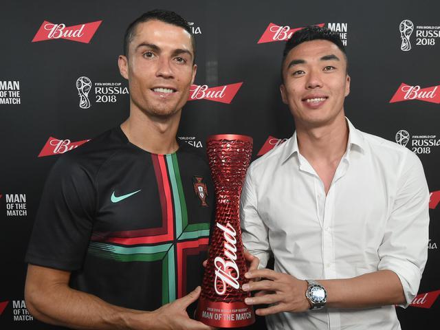 国足脱衣回击白斩鸡言论！秀肌肉自拍真有自信，自称已练成乌骨鸡