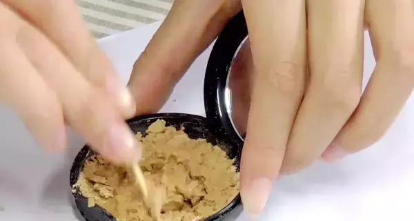 化妆品使用有哪些小妙招 (记住这些化妆品小常识别被坑了)