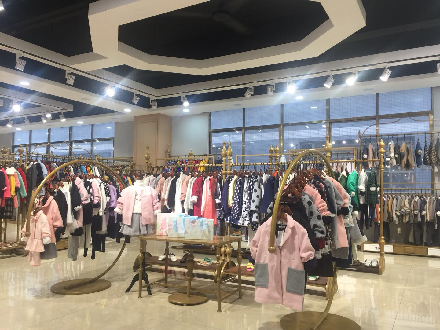 什么是品牌折扣女装批发,什么是品牌童装折扣库存