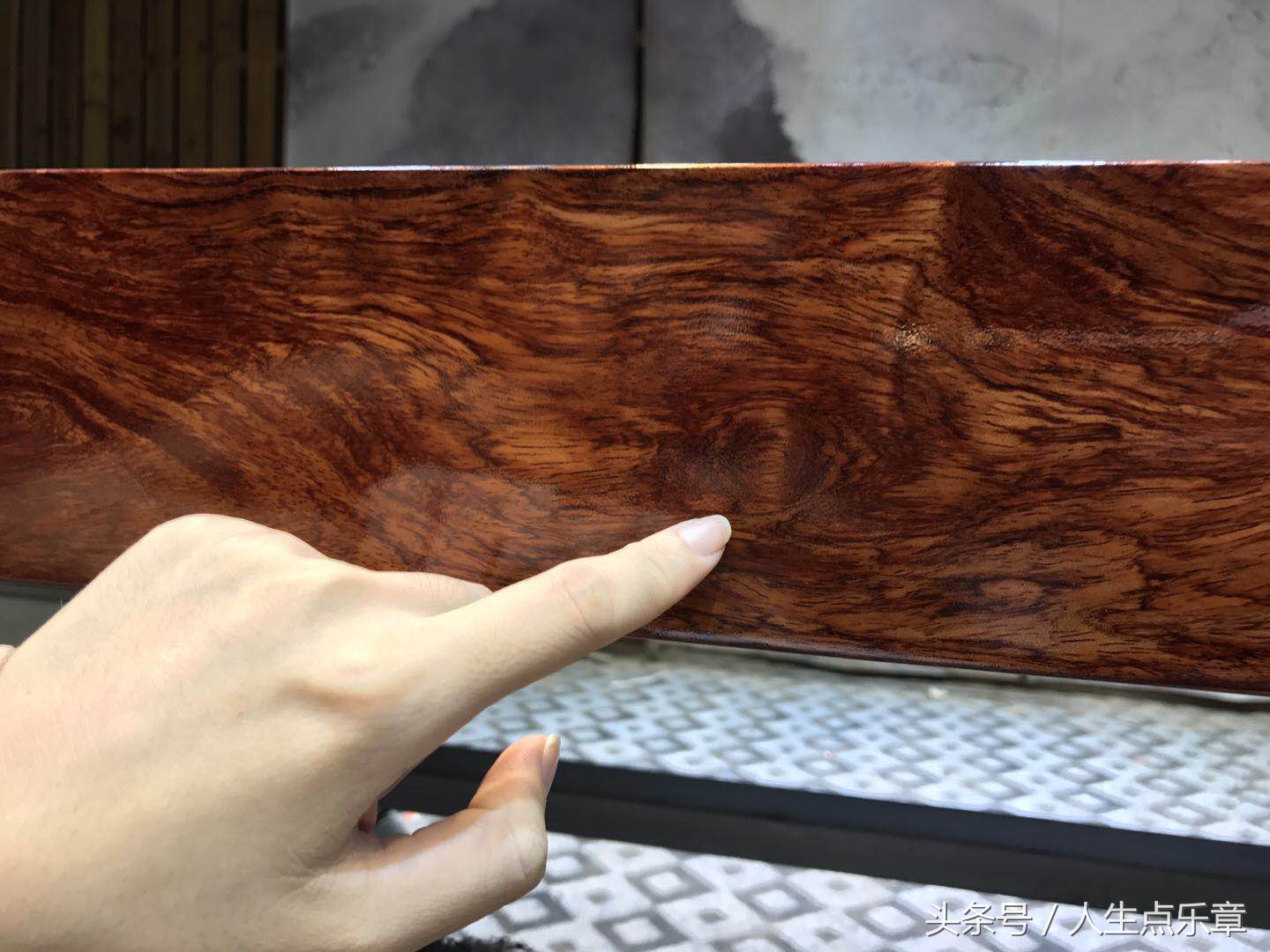 杭州老师3000元买的实木桌,引万千网友热议,专家鉴定后价值百万