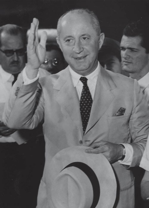 世界十大服装顶级设计师排名,世界服装设计师第一名