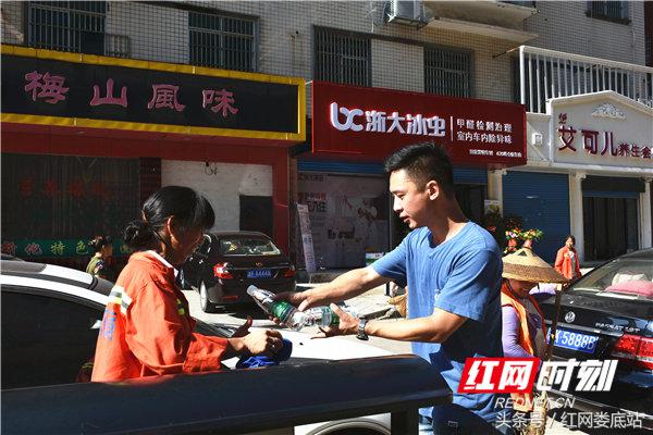浙大冰虫娄底店开业头顶烈日为环卫工人送水
