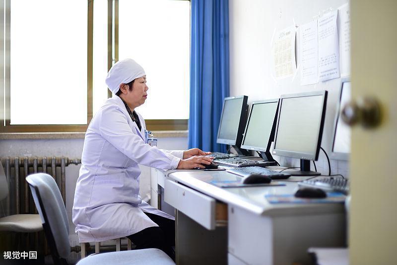 7岁女孩左胸长硬块，妈妈竟这样做，医生：既愤怒又心疼！