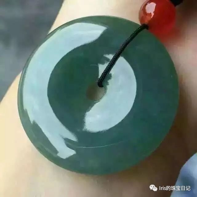 翡翠带山水有什么寓意,你佩戴的翡翠寓意