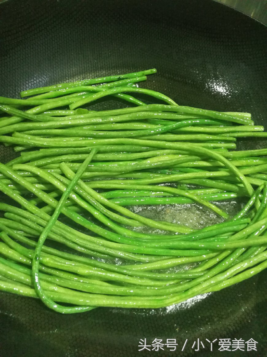 东北烀豇豆肉皮咸菜做法,东北烀地瓜梗咸菜教程