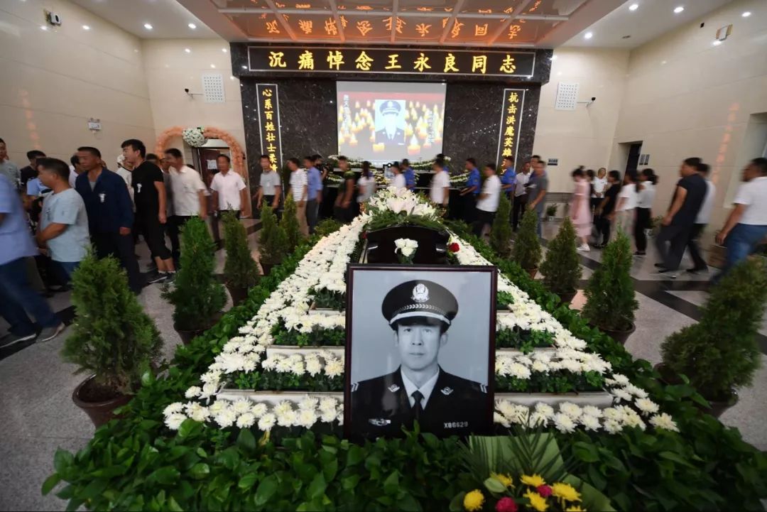 *徽警**照耀,送别英雄远行