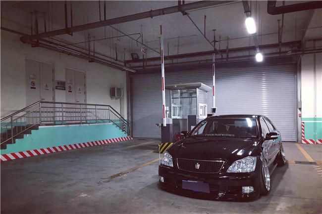 白外黑内反差强烈，为了成为VIP大佬车友竟将两部皇冠“合二为一”