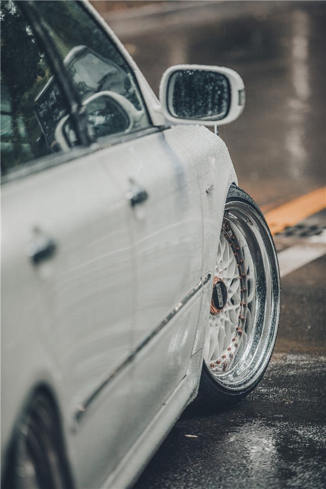 白外黑内反差强烈，为了成为VIP大佬车友竟将两部皇冠“合二为一”