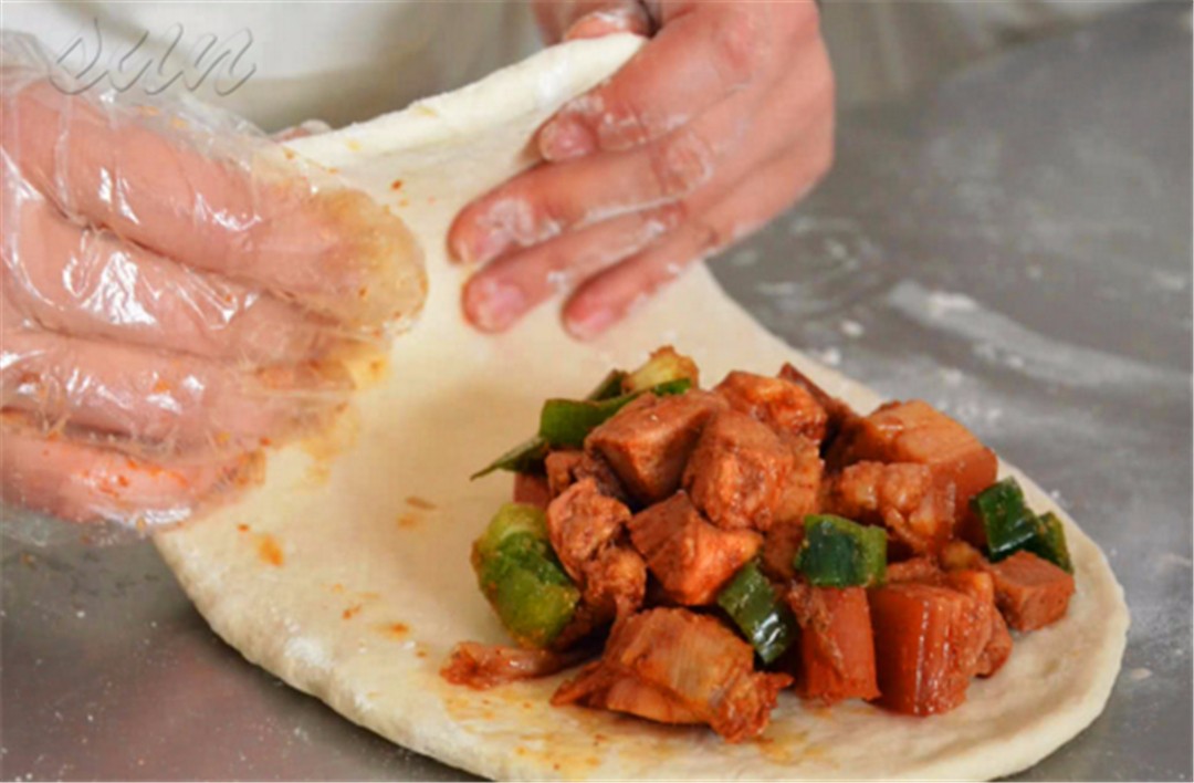 河南一单位食堂的大叔独创牛皮火烧，一个9两让你吃饱