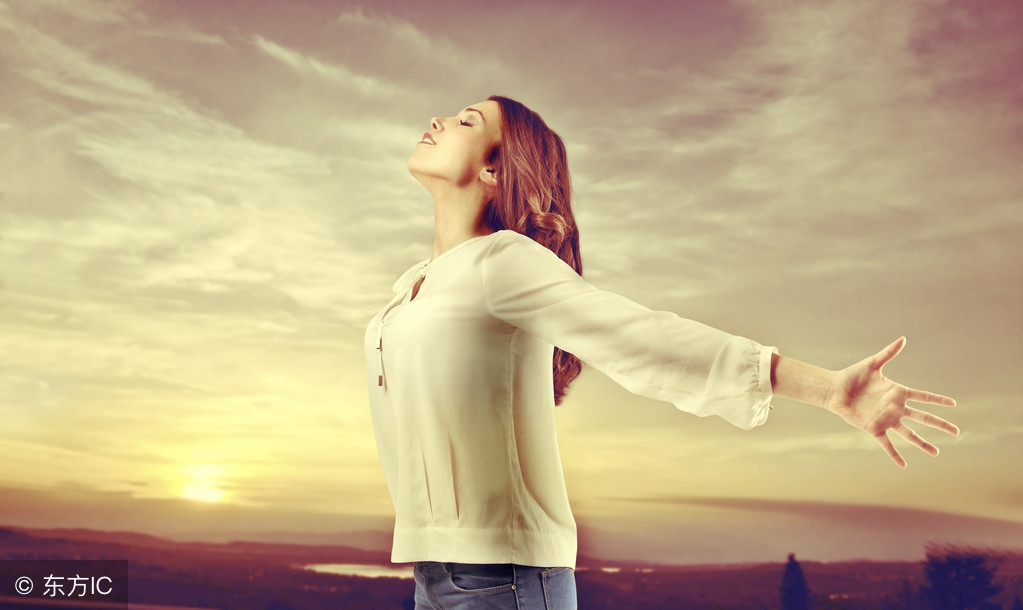 在歌唱中如何控制气息,唱歌的正确呼吸方式与气息控制