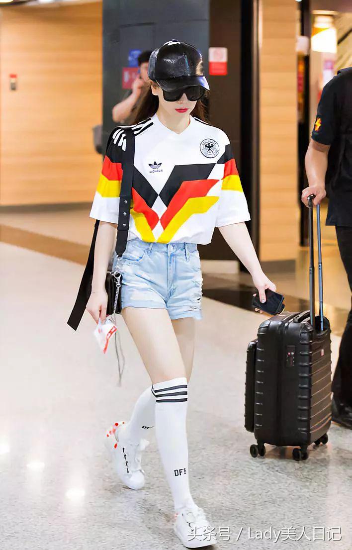 虽然世界杯变成了欧洲杯，但是戚薇的这套德国球衣还是很有看头的