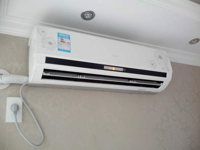 新电热水器插上电亮一下就灭了,电热水器插上插头会跳闸什么原因