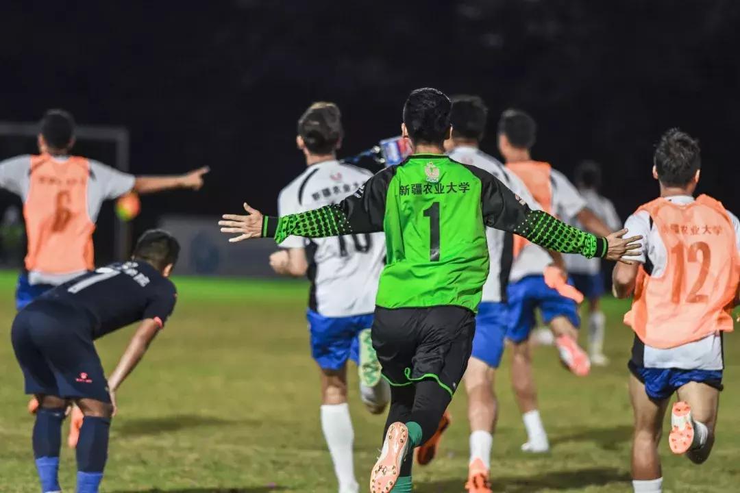*疆新**大学生夺得全国大学生足球联赛校园组冠军