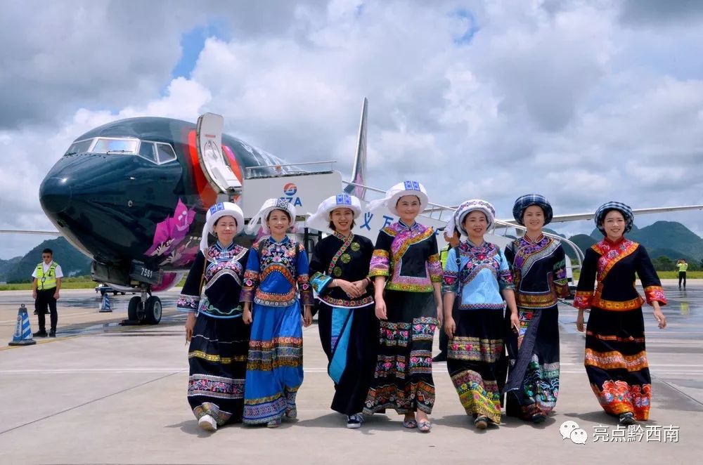 兴义万峰林飞机降落视频夜景,兴义万峰林机场飞机起飞视频