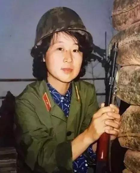 这个女护士到前线给烂裤裆的战士上药，是前线战士的“亲大姐”！