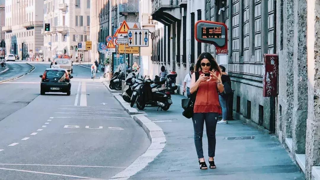 我坐着3万商务舱飞到欧洲开玛莎拉蒂，没想到美女这么多！