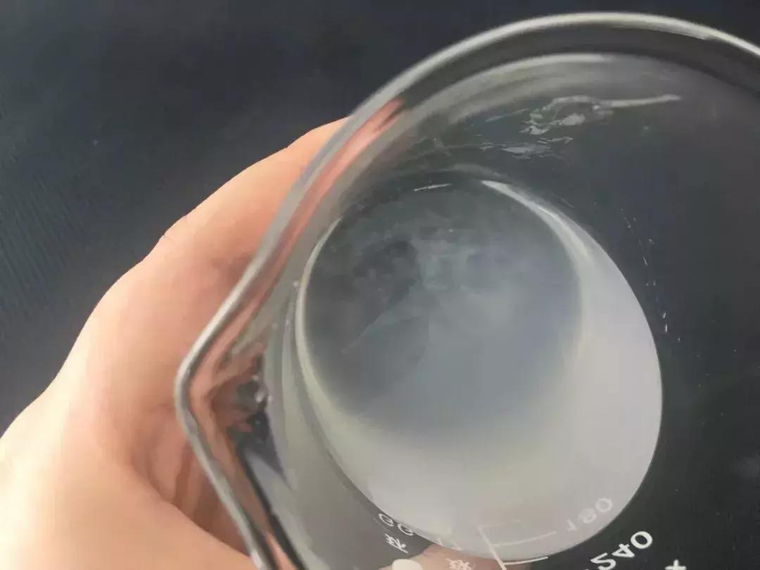 人手一罐的自然乐园芦荟胶，我很怀疑里面到底有没有芦荟！