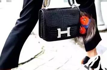 怎么买奢侈品包包比较靠谱 (新手买奢侈品包包应该买哪种)