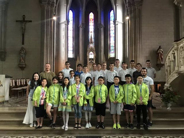 红遍整个欧坦市的草小西区学子，了解一下