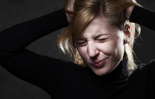 挠头皮抠下的白泥是什么？原来跟脱发有关，看了真相赶紧洗枕套