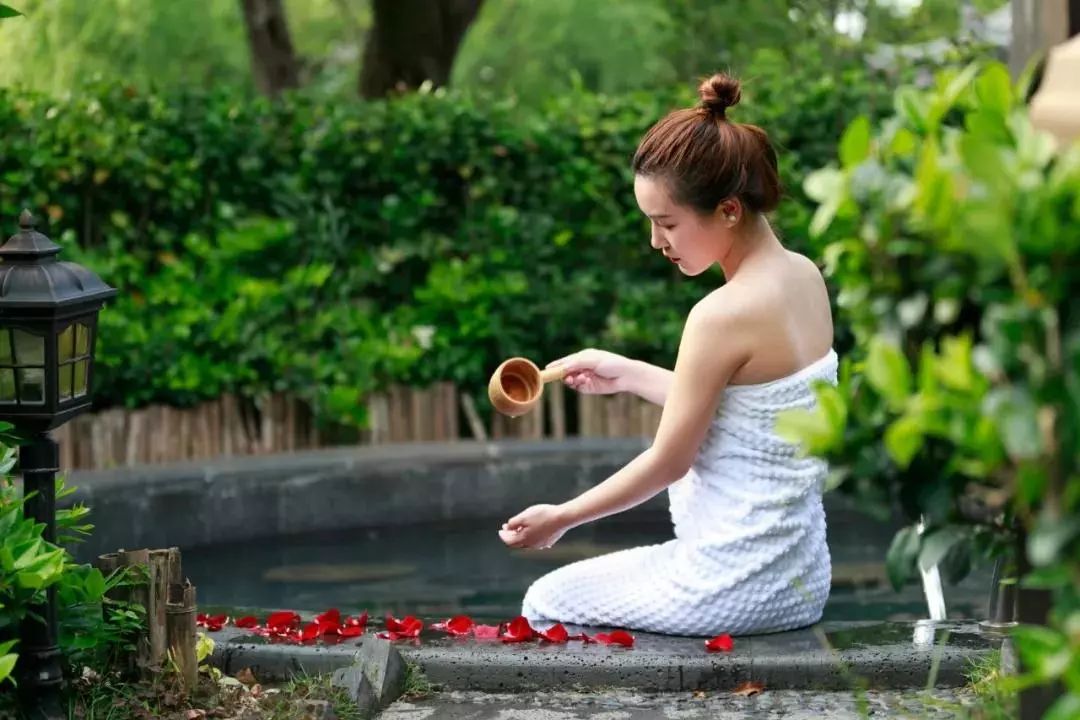 这座跟着周杰伦空降热搜的杨梅味小城,休渔期也能让你吃得满嘴鲜