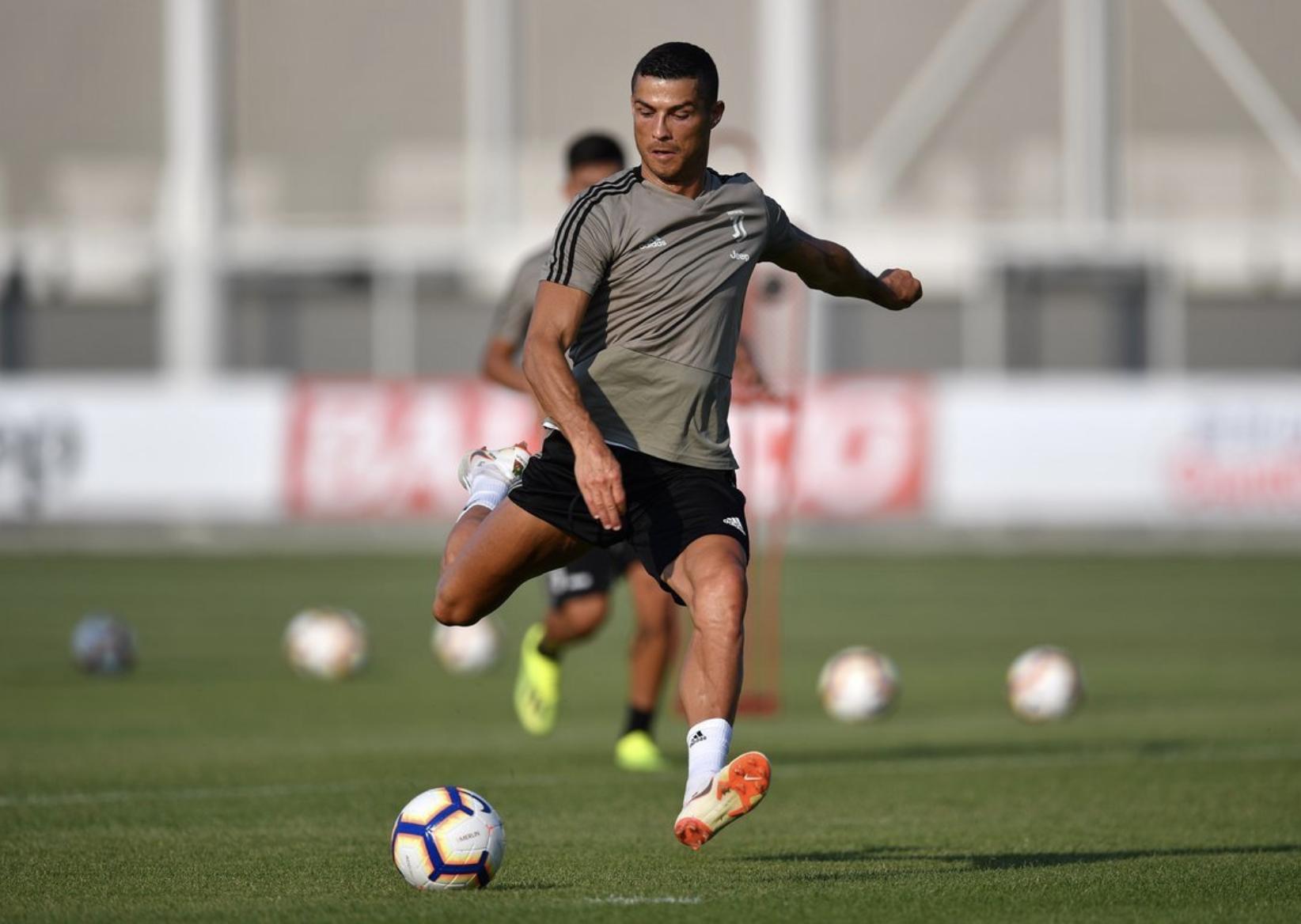 C罗前女友伊莲娜暴雨中带娃,乐开了花,比现任更爱笑