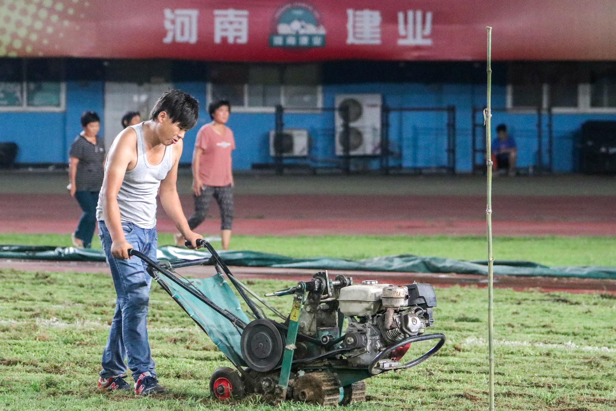 河南航体改造,河南建业主场草皮翻新视频