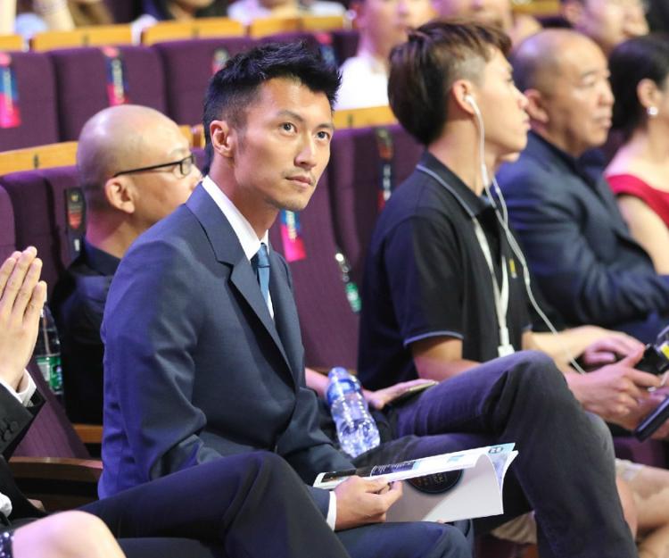 中国男性正走向女性化,中国男人引体向上