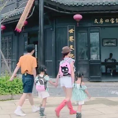 不可思议的妈妈萌娃名单,明星同款外出旅游宝宝背的双肩包