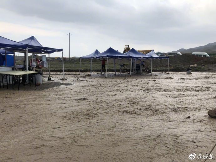 成龙救援房车视频,成龙房车被困泥石流