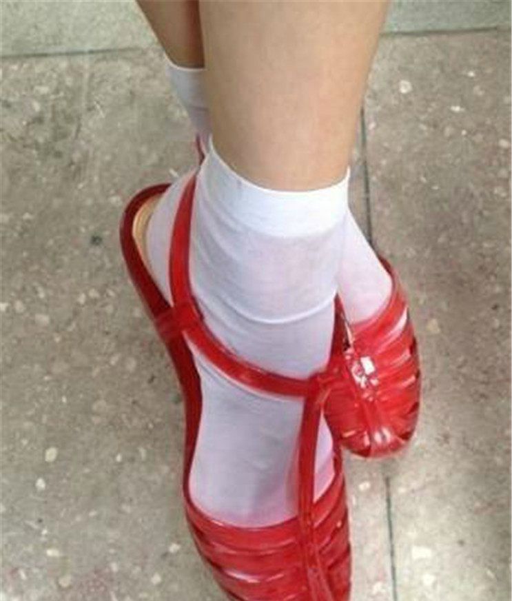 2万的编织袋？4千的塑料鞋？难道真是贫穷限制了我的审美？