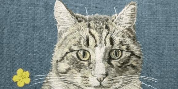 她给儿子绣的藏在口袋里的小动物,后来渐渐变成了事业