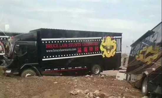 成龙救援房车视频,成龙房车被困泥石流