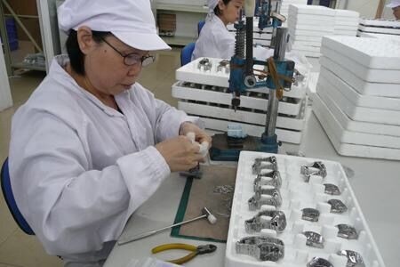 外媒联合专家潜入最大奢品地下工厂！查获大批Rolex！疯狂报道