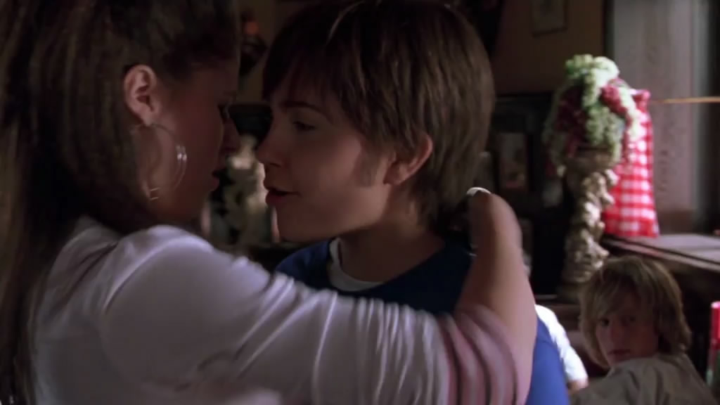 女孩为实现足球梦装成哥哥住宿舍,女孩为了足球梦女扮男装混进球队