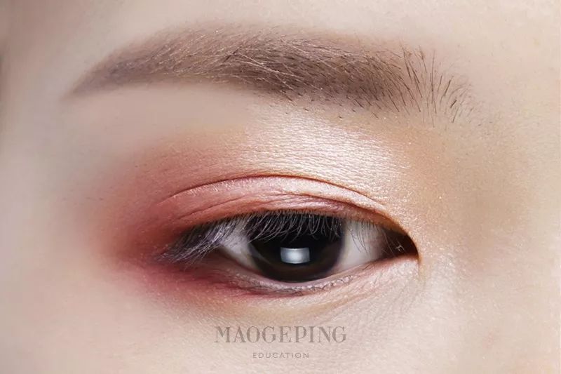 如何用眼影画整个眼妆,画完眼影上粉底