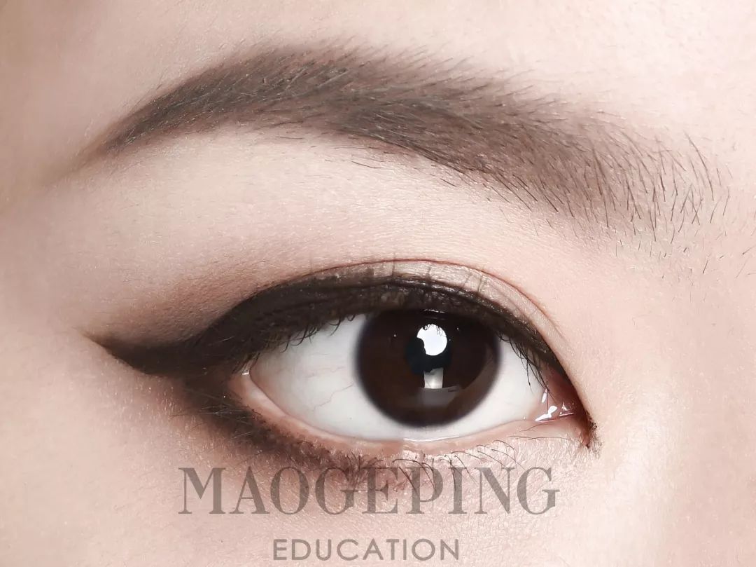 如何用眼影画整个眼妆,画完眼影上粉底